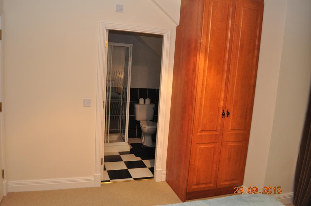Woodside Self Catering Lough Rynn Villa Mohill Room photo