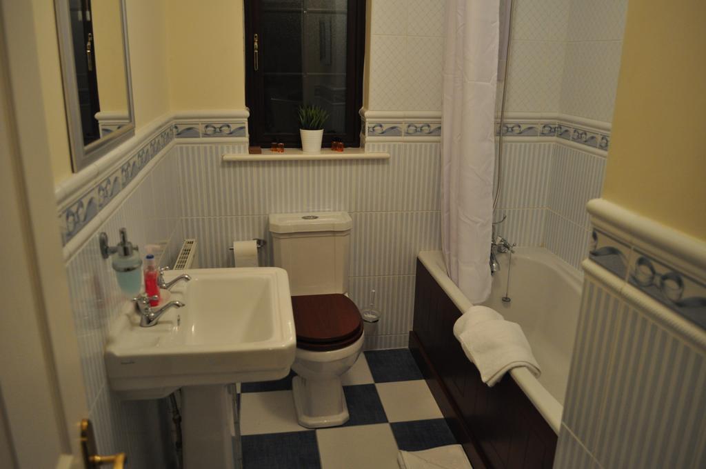 Woodside Self Catering Lough Rynn Villa Mohill Room photo