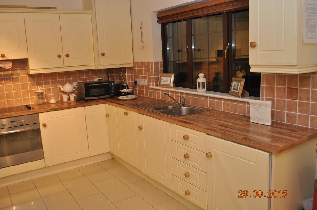 Woodside Self Catering Lough Rynn Villa Mohill Room photo